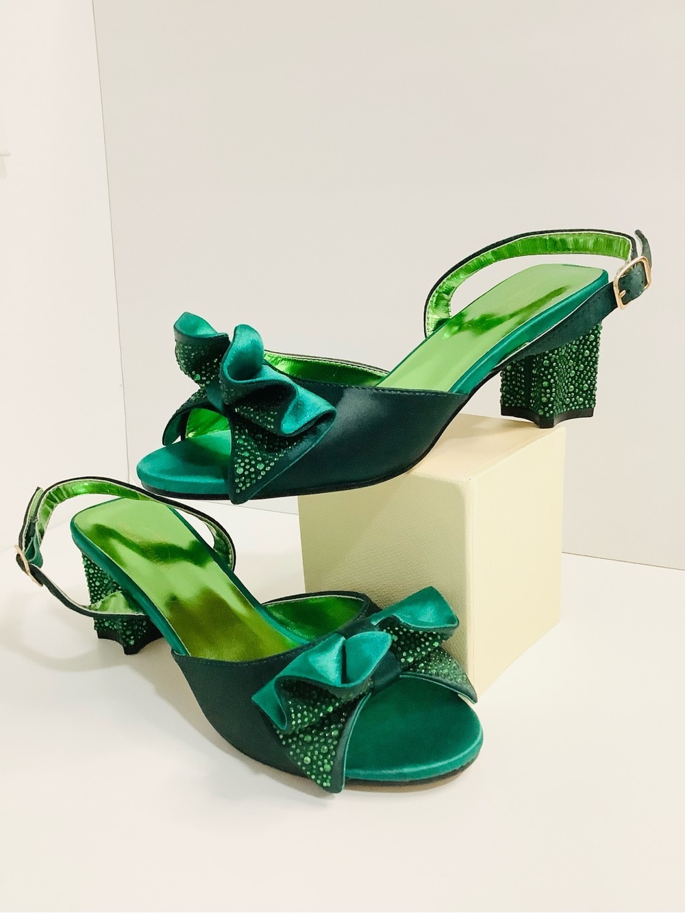 Geriger Gegallel Emerald Green Satin Slingback Square Rhinestone Heels Shoes 9.5